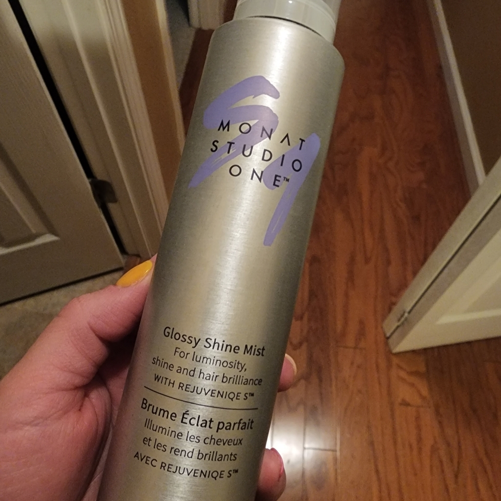 Monat Glossy Shine Mist